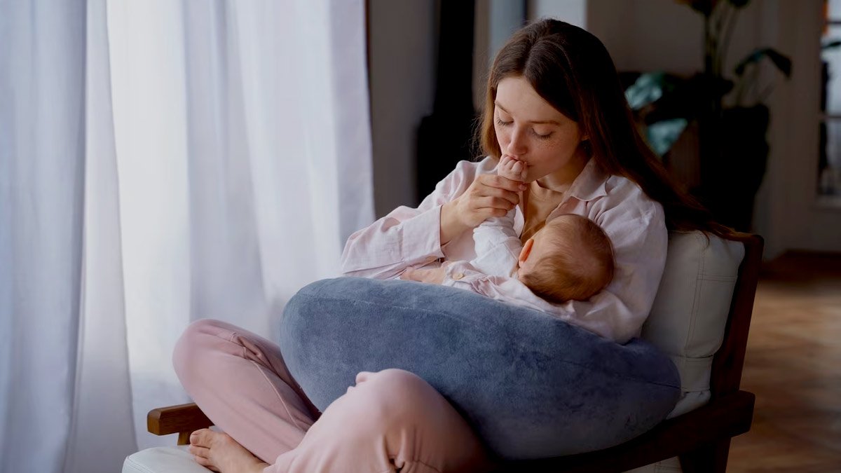 The Science of Bonding: How Breastfeeding Strengthens Mother-Baby Connection with Newborn Feeding Guidance